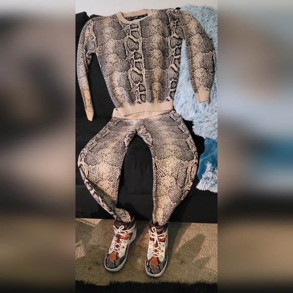 Python light brown sweatsuit - Picture 2 of 3